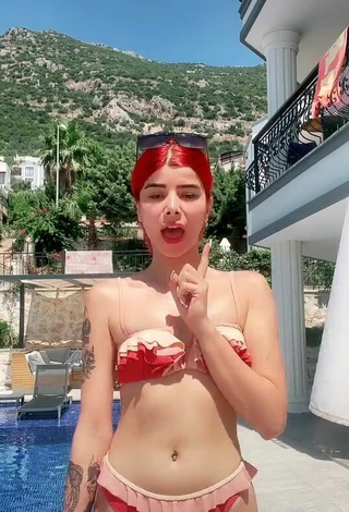 2. Caliente Merve Yalçın Con Bikini En La Piscina