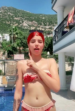 3. Caliente Merve Yalçın Con Bikini En La Piscina