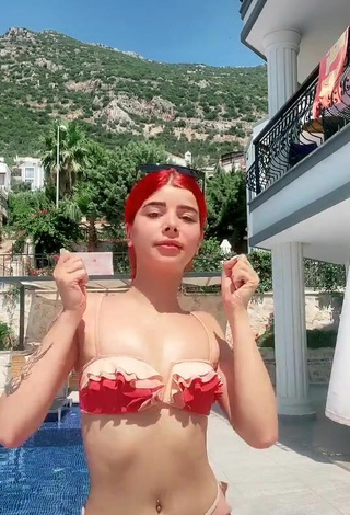 4. Caliente Merve Yalçın Con Bikini En La Piscina