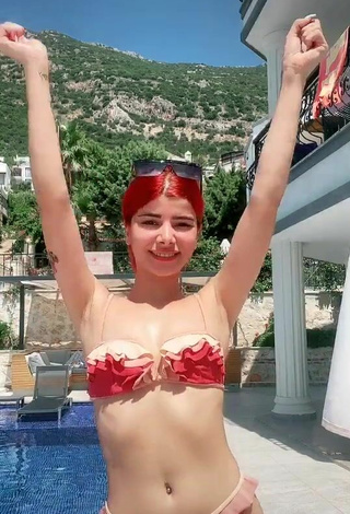 5. Caliente Merve Yalçın Con Bikini En La Piscina