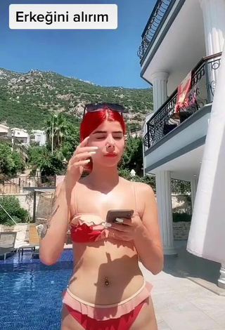 Guapísima Merve Yalçın con Atractivos Bikini en la piscina