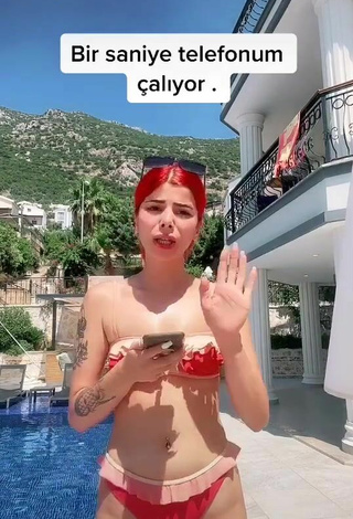 2. Guapísima Merve Yalçın Con Atractivos Bikini En La Piscina