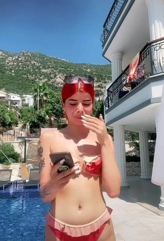 4. Guapísima Merve Yalçın Con Atractivos Bikini En La Piscina