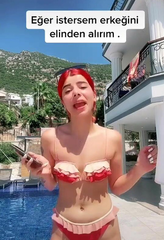 5. Guapísima Merve Yalçın Con Atractivos Bikini En La Piscina