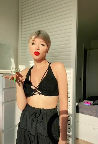 2. Atractiva Merve Yalçın Con Provocativos Top Corto Negro