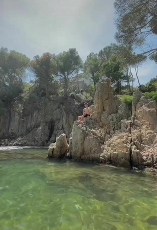 2. Sexy Mireia Jordà Con Bikini Rojo En La Playa