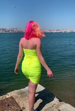 Sexy Naomi Jon con Vestido Verde Lima en la playa