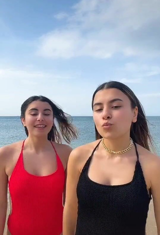 Sexy Nour and Fatma Daghbouj con Traje de Baño en la playa