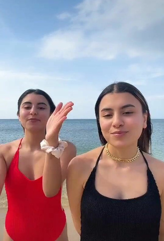 2. Sexy Nour And Fatma Daghbouj Con Traje De Baño En La Playa