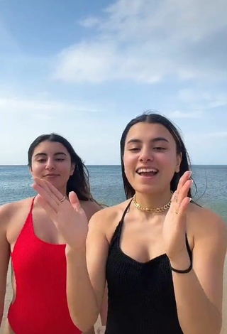 3. Sexy Nour And Fatma Daghbouj Con Traje De Baño En La Playa