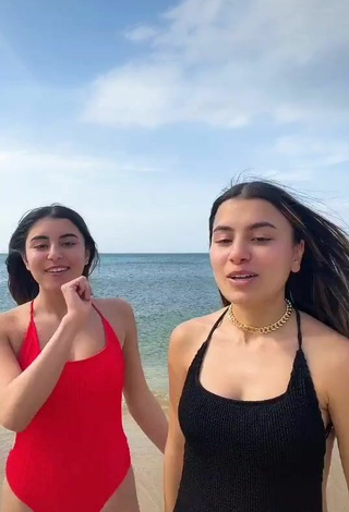 4. Sexy Nour And Fatma Daghbouj Con Traje De Baño En La Playa