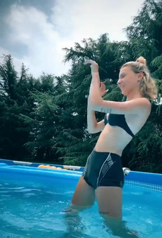 4. Adorable Martina Picardi Con Bikini Negro En La Piscina