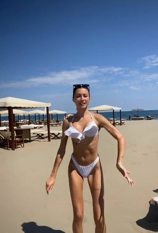 Bonita Martina Picardi con Bikini Blanco en la playa