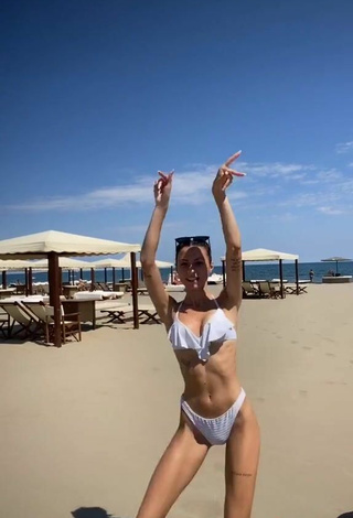 5. Bonita Martina Picardi Con Bikini Blanco En La Playa