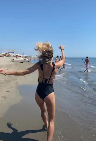 Hermosa Martina Picardi con Traje de Baño Negro en la playa