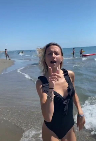 3. Hermosa Martina Picardi Con Traje De Baño Negro En La Playa