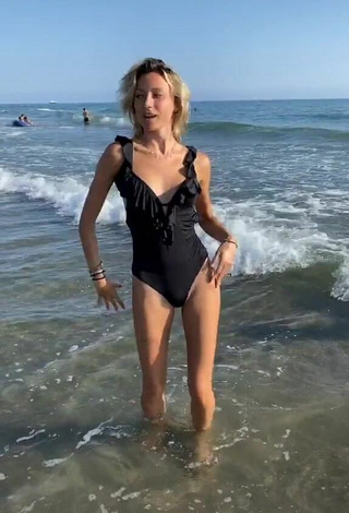 3. Sexy Martina Picardi Con Traje De Baño Negro En La Playa