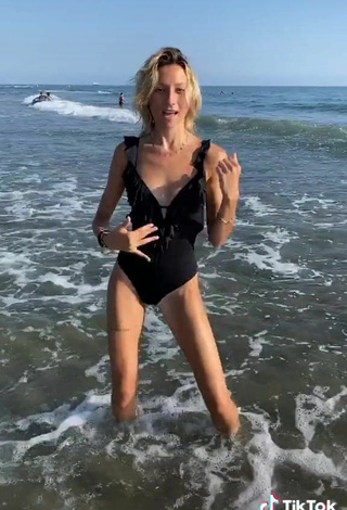 4. Sexy Martina Picardi Con Traje De Baño Negro En La Playa