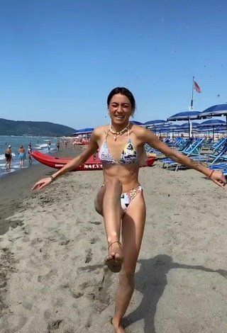 Más caliente Martina Picardi con Bikini en la playa