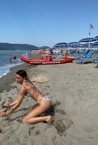 3. Más Caliente Martina Picardi Con Bikini En La Playa