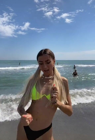 5. Hermosa Martina Picardi Con Sujetador De Bikini En La Playa