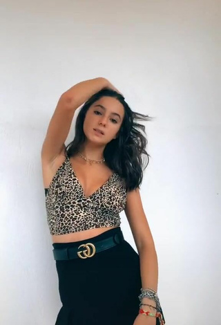 Más caliente Rebecca Gradoni con Top Corto Leopardo