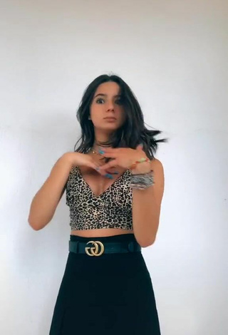 2. Más Caliente Rebecca Gradoni Con Top Corto Leopardo