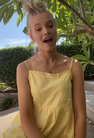 4. Sexy Rory Eliza Con Vestido De Verano Amarillo