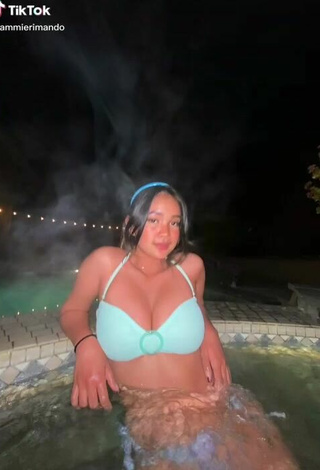 4. Caliente Sammie Rimando Con Sujetador De Bikini En La Piscina