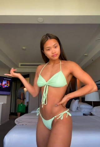 Hermosa Sarah Magusara con Bikini Verde Claro