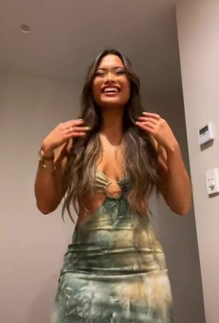 Adorable Sarah Magusara con Vestido