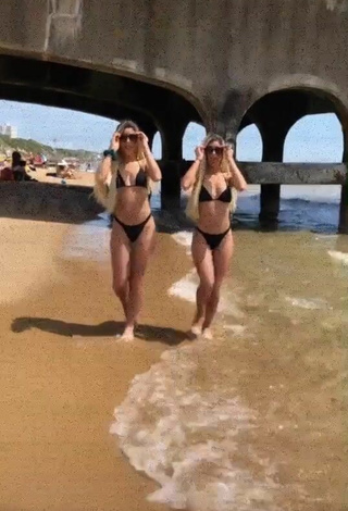 5. Hermosa Nel.Twinnys Con Bikini En La Playa