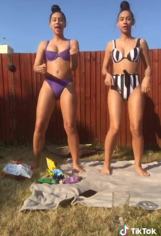 5. Caliente Nel.Twinnys Con Bikini