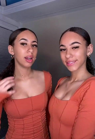 Sexy Nel.Twinnys con Vestido Naranja