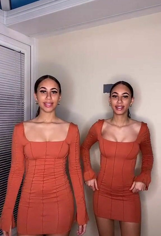 3. Sexy Nel.Twinnys Con Vestido Naranja