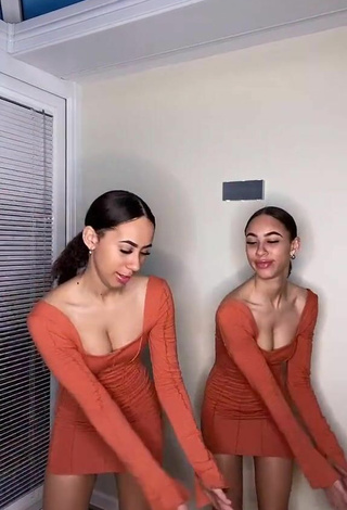 5. Sexy Nel.Twinnys Con Vestido Naranja