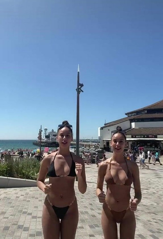 3. Más Caliente Nel.Twinnys Con Bikini En La Playa