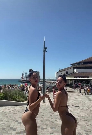 4. Más Caliente Nel.Twinnys Con Bikini En La Playa