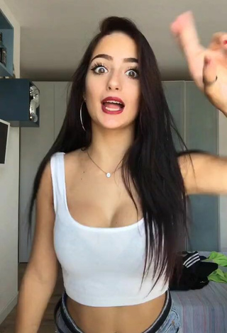 Bonita Sofia Fortunati con Top Corto Blanco