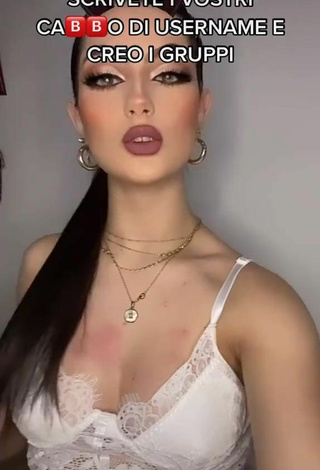 Caliente Sofia Fortunati con Top Corto Blanco