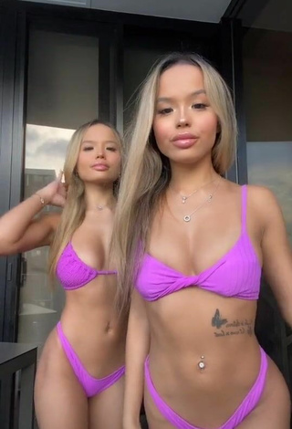 Guapísima Carly & Christy Connell con Atractivos Bikini Violeta