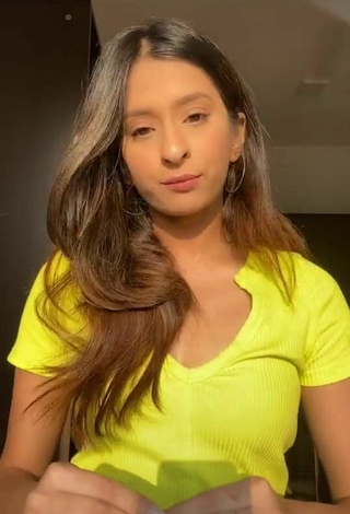 Sexy Unnati Malharkar con Top Amarillo