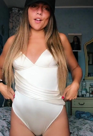 Sexy Vanessa Ticalli con Traje de Cuerpo Blanco