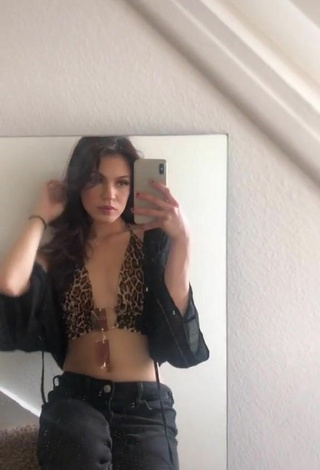 Hermosa Kimberly Vásquez con Top Corto Leopardo