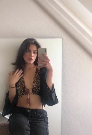 2. Hermosa Kimberly Vásquez Con Top Corto Leopardo