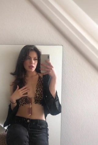 3. Hermosa Kimberly Vásquez Con Top Corto Leopardo