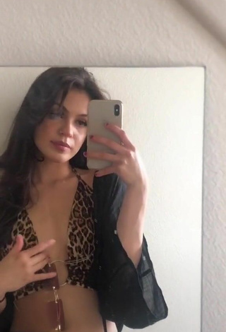 5. Hermosa Kimberly Vásquez Con Top Corto Leopardo