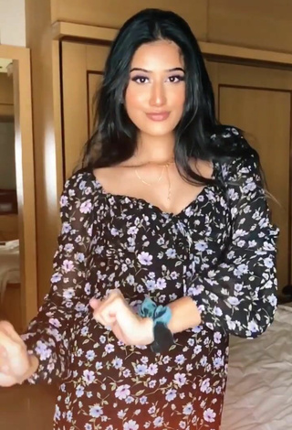 Sexy Shweta Bhintade con Vestido Floral