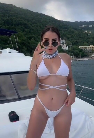 2. Sexy Diana Larume Con Bikini Blanco En Un Barco