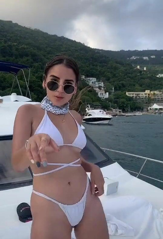 4. Sexy Diana Larume Con Bikini Blanco En Un Barco